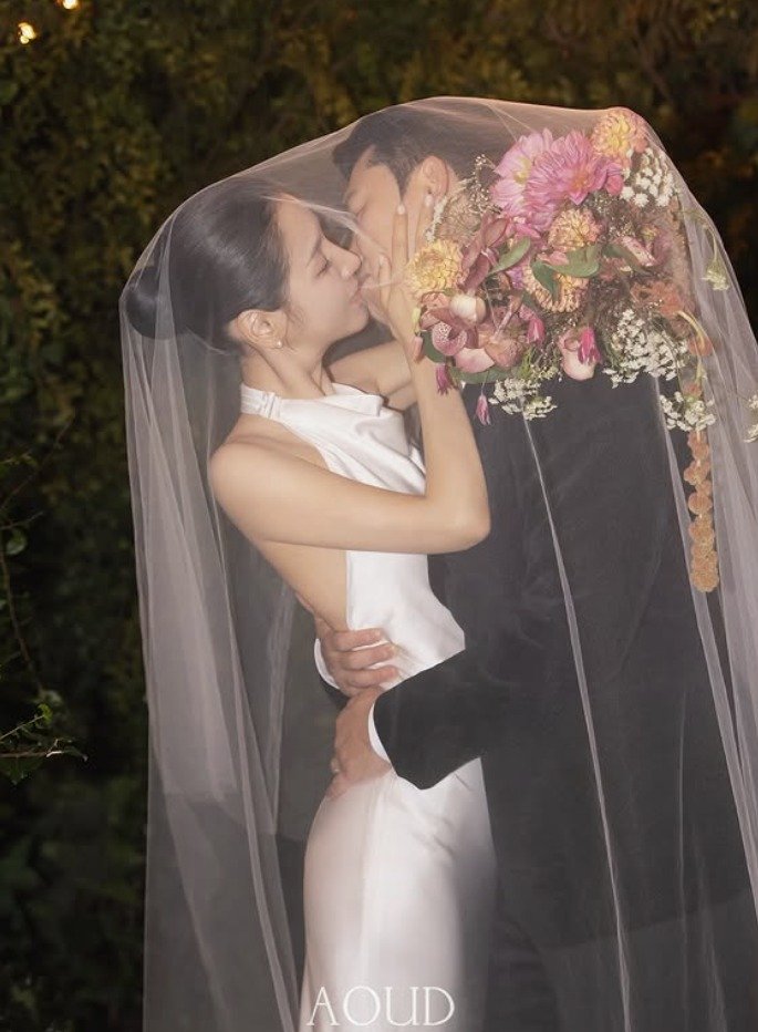 '나는 솔로' 22기 옥순♥경수 재혼…딥키스 담은 웨딩화보 공개