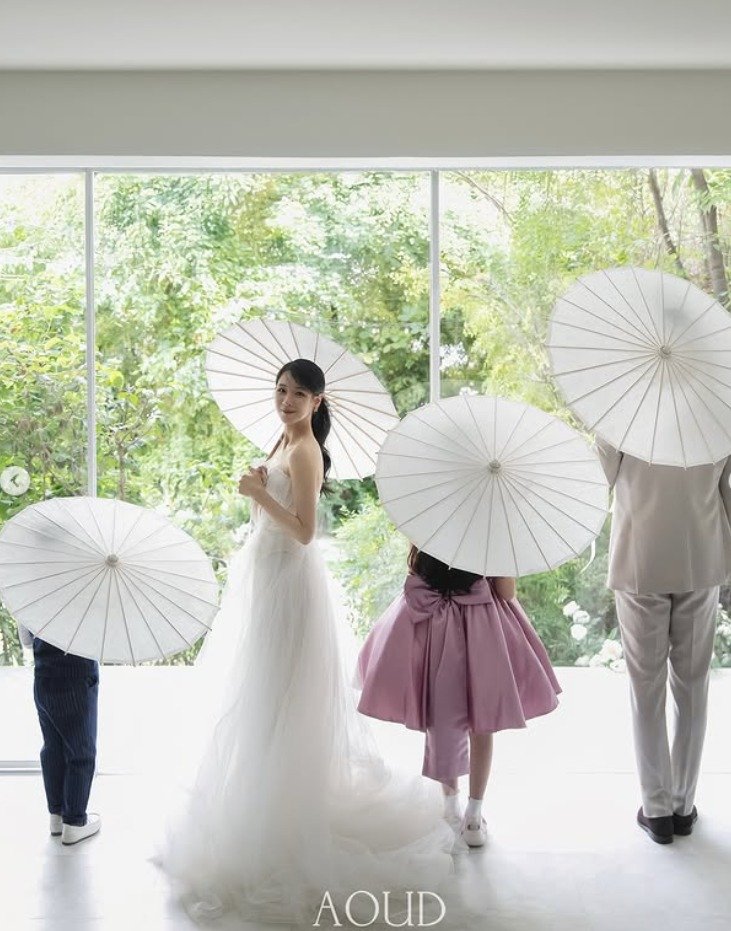 '나는 솔로' 22기 옥순♥경수 재혼…딥키스 담은 웨딩화보 공개