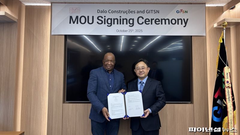 한동진 지슨 대표이사(오른쪽)가 모잠비크 달루사의 아마데 대표와 업무 협약(MOU)을 체결한뒤 기념촬영을 하고 있다. 지슨 제공