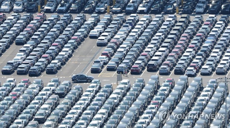 현대차 울산공장 수출선적부두에 대기중인 완성차들 (출처=연합뉴스)