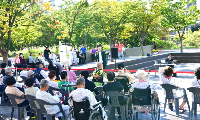 [원주=뉴시스] 치유와 힐링의 마음을 잇는 릴레이버스킹 모습. (사진=한국보훈복지의료공단 제공) 2025.10.30. photo@newsis.com *재판매 및 DB 금지