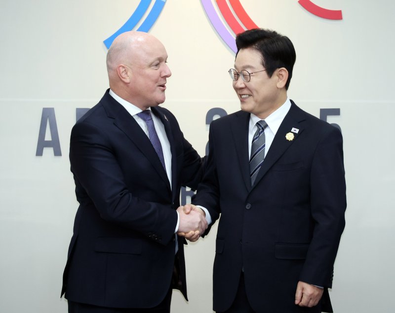 [경주=뉴시스] 최동준 기자 = 이재명 대통령과 크리스토퍼 럭슨 뉴질랜드 총리가 30일 경북 경주 APEC 정상회의장에서 양자회담에 앞서 악수하고 있다. (대통령실통신사진기자단) 2025.10.30. photocdj@newsis.com