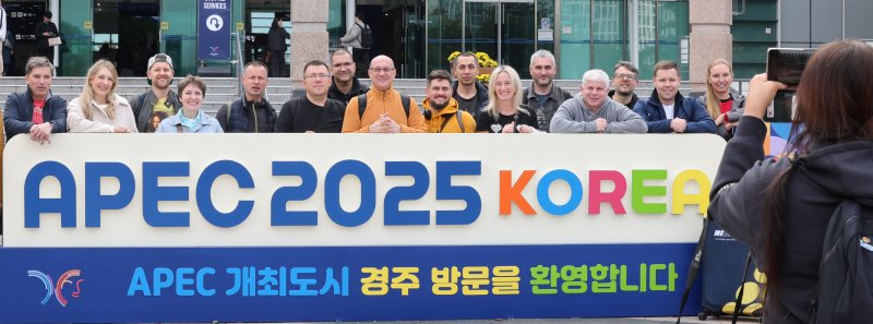 2025 경주 아시아태평양경제협력체(APEC) 정상회의 주간 시작을 하루 앞둔 가운데 26일 경북 경주역에 도착한 러시아 경제인들이 기념 촬영을 하고 있다. 2025.10.26/뉴스1 ⓒ News1 박지혜 기자