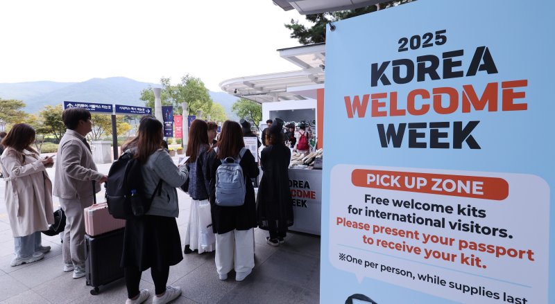 2025 경주 아시아태평양경제협력체(APEC) 정상회의 주간 시작을 하루 앞둔 가운데 26일 경북 경주역에 도착한 외국인 방문객들이 문화체육관광부가 마련한 환영 부스에서 웰컴키트를 받고 있다. 2025.10.26/뉴스1 ⓒ News1 박지혜 기자
