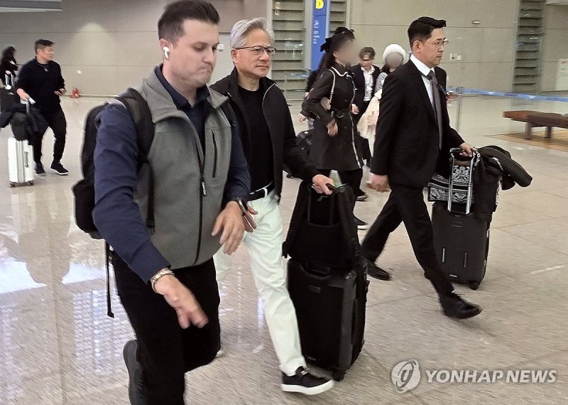 엔비디아 젠슨 황, 인천공항 입국…15년만에 방한 (출처=연합뉴스)