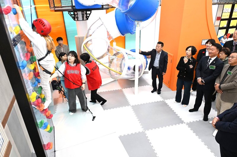 [평창=뉴시스] 상상놀이터 내부 클라이밍 모습. (사진=평창군 제공) 2025.10.30. photo@newsis.com *재판매 및 DB 금지