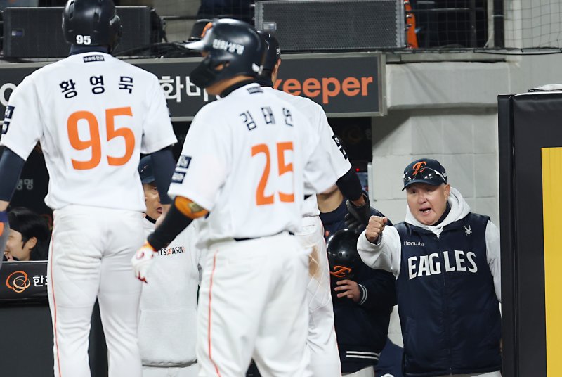29일 대전 한화생명볼파크 열린 프로야구 2025 신한 SOL뱅크 KBO 한국시리즈 3차전 LG 트윈스와 한화 이글스의 경기에서 8회말 한화 2사 만루 상황에서 심우준의 역전 안타로 득점하며 김경문 감독이 기뻐하고 있다. 2025.10.29/뉴스1 ⓒ News1 김기남 기자