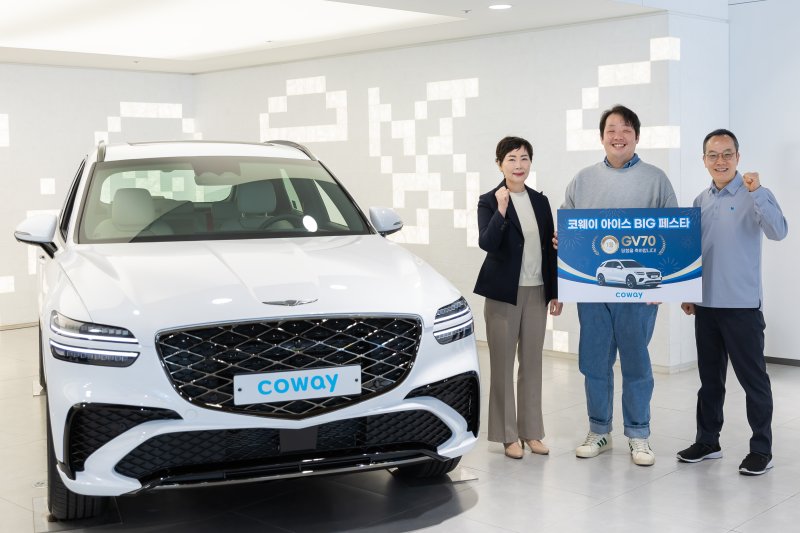 코웨이 '아이스 빅 페스타' 1등 경품 제네시스 GV70 당첨자가 코웨이 가산지국 권명숙 지국장(왼쪽), 문광열 코닥과 기념 촬영을 하고 있다.(코웨이 제공)