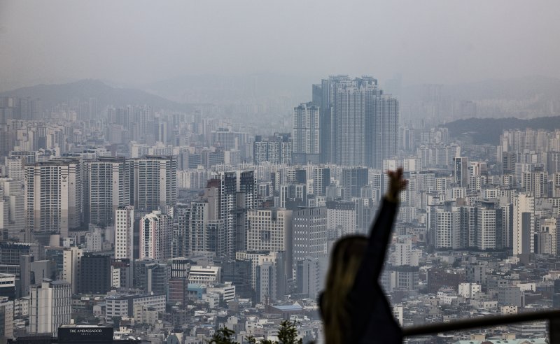 [서울=뉴시스] 김근수 기자 = 26일 서울 남산에서 아파트 단지 모습이 보이고 있다. 2025.10.26. ks@newsis.com