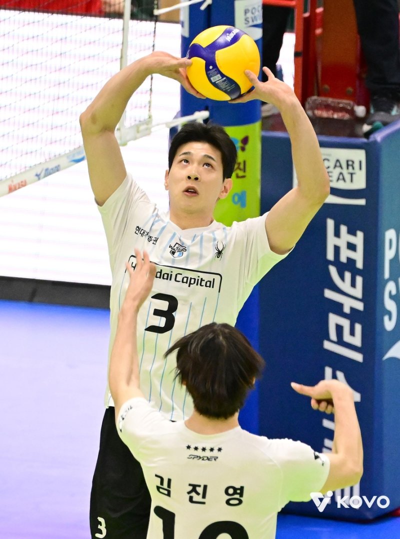 토스하는 현대캐피탈의 황승빈(3번) (출처=연합뉴스)