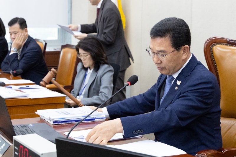 30일 서울 여의도 국회에서 열린 행정안전위원회 행정안전부 등에 대한 국정감사에서 신정훈 위원장이 이상민 전 행안부 장관 동행명령장 발부를 의결하고 있다. 2025.10.30/뉴스1 ⓒ News1 이승배 기자