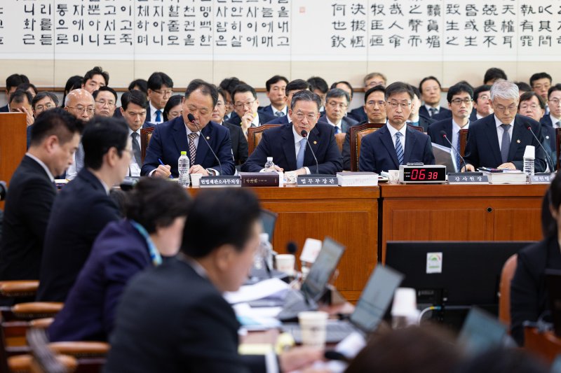 정성호 법무부 장관이 30일 서울 여의도 국회에서 열린 법제사법위원회의 법무부 등에 대한 국정감사에서 의원 질의에 답하고 있다. 2025.10.30/뉴스1 ⓒ News1 유승관 기자