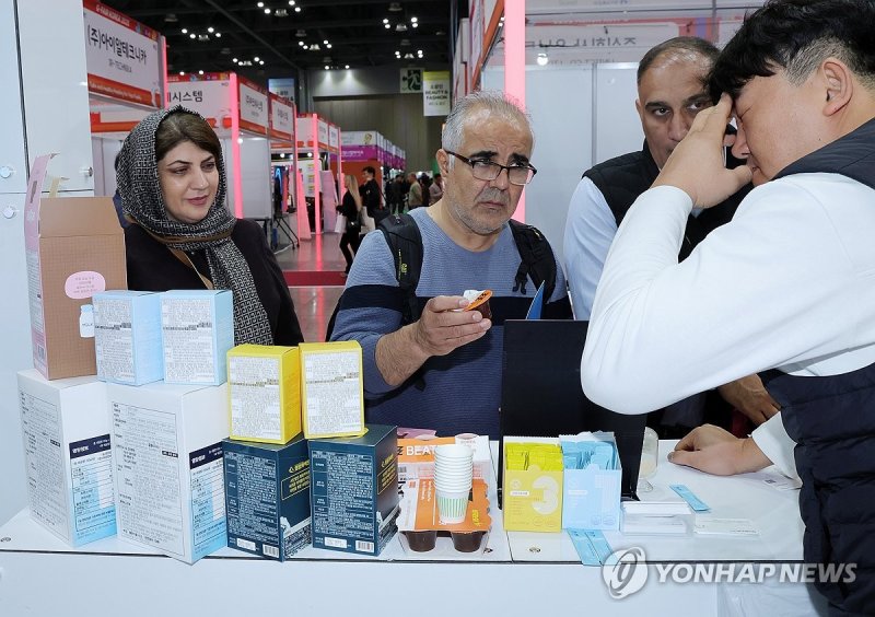 대한민국 우수상품 구매 상담하는 바이어들 (출처=연합뉴스)