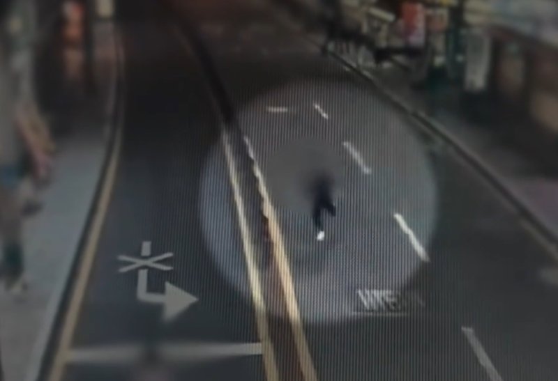 A씨가 잠시 자리를 비운 식당에 침입해 현금 등을 훔쳐 달아나는 모습 (부산 동래서 제공. 재판매 및 DB금지)