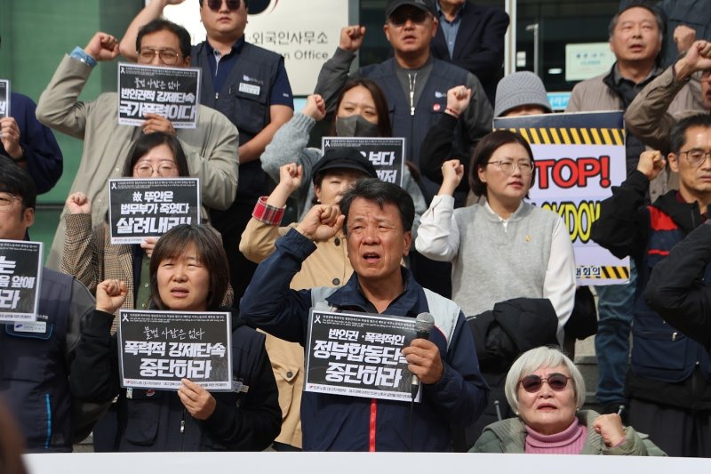 미등록 이주노동자 합동단속 과정에서 추락사한 것으로 추정되는 베트남 출신 20대 여성 노동자 사망 사고와 관련해 대구 노동계와 이주노동자 지원단체가 30일 대구출입국·외국인사무소 앞에서 기자회견을 열고 미등록 노동자에 대한 단속 중단을 촉구하고 있다. (민주노총 대구지역본부 제공. 재판매 및 DB 금지) 2025.10.30/뉴스1