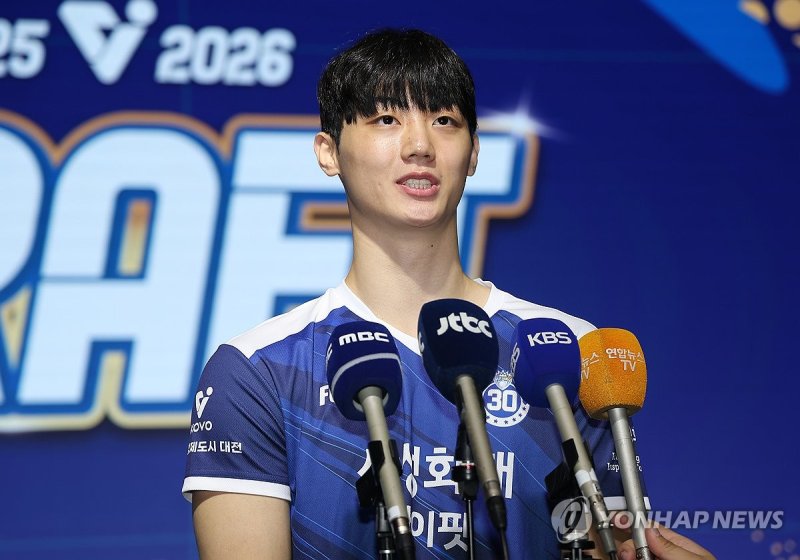 인터뷰하는 이우진 (출처=연합뉴스)