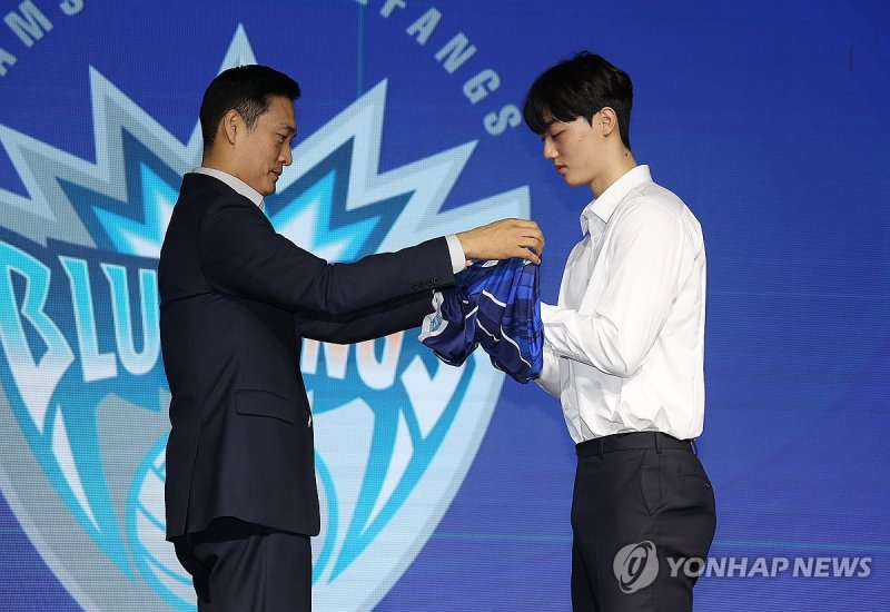 삼성화재 유니폼 입는 이우진 (출처=연합뉴스)