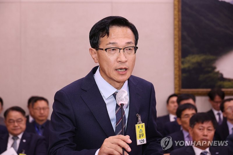 답변하는 윤성현 전 해양경찰청 수사정보국장 (출처=연합뉴스)