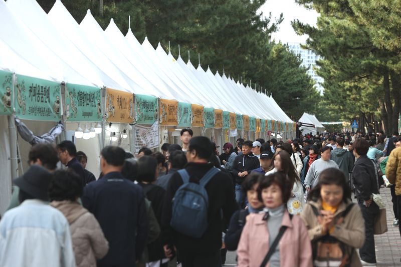 제17회 강릉커피축제가 30일 막을 올린 가운데 이른 아침부터 커피 시음 부스마다 줄을 서는 등 방문객들로부터 큰 인기를 얻었다. 강릉시 제공