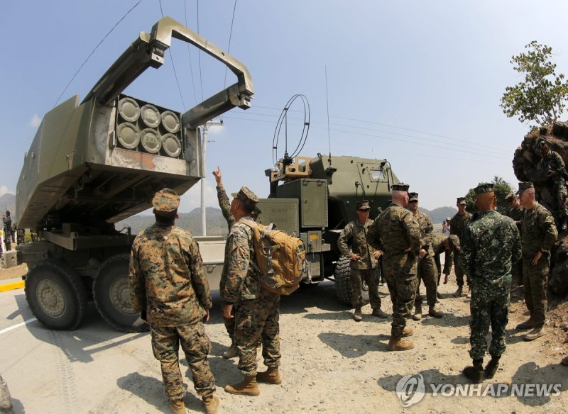 합동군사훈련 중 고속기동포병로켓시스템(HIMARS·하이마스)을 점검하는 미군과 필리핀군 (출처=연합뉴스)