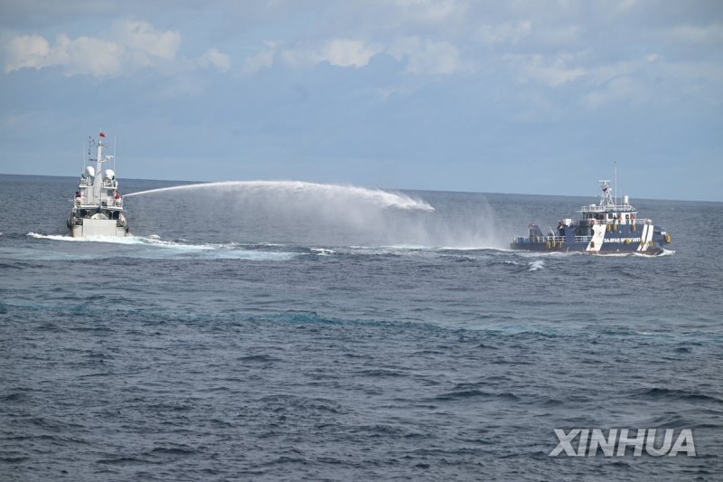 남중국해를 운항하는 필리핀 선박에 물대포를 쏘고 있는 중국 해안경비대 (출처=연합뉴스)