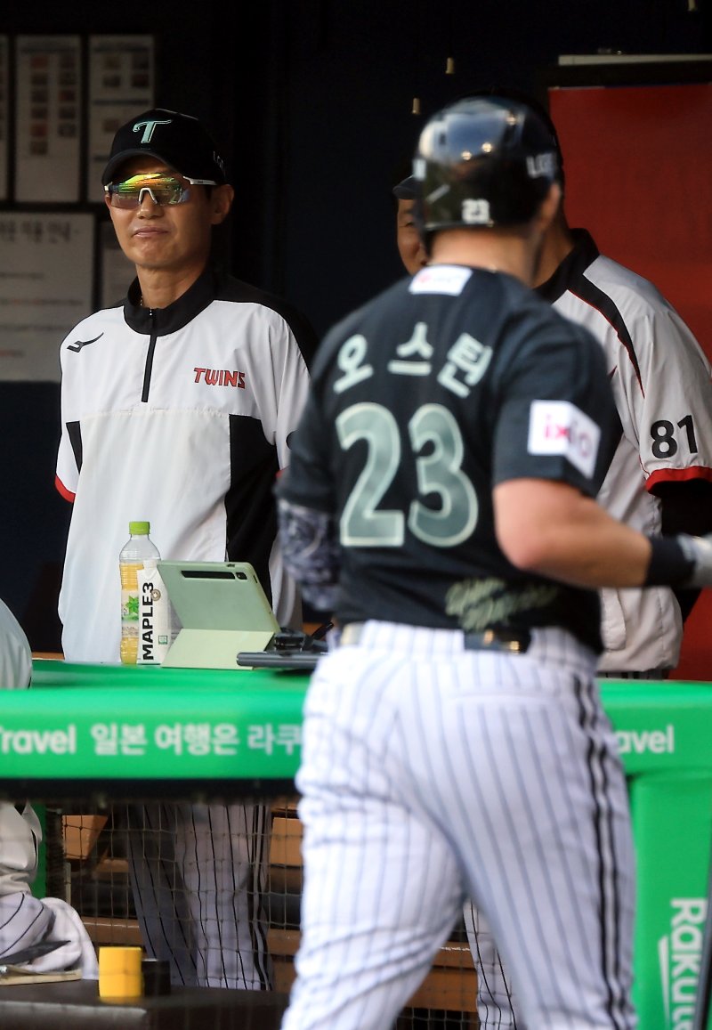 염경엽 LG 트윈스 감독(왼쪽)과 오스틴 딘. 2025.6.17/뉴스1 ⓒ News1 박정호 기자
