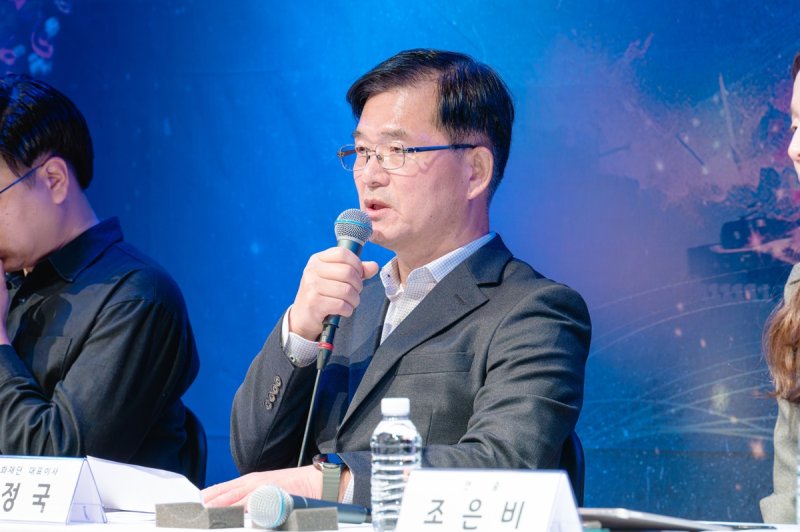 답변하는 윤정국 성남문화재단 대표 (출처=연합뉴스)