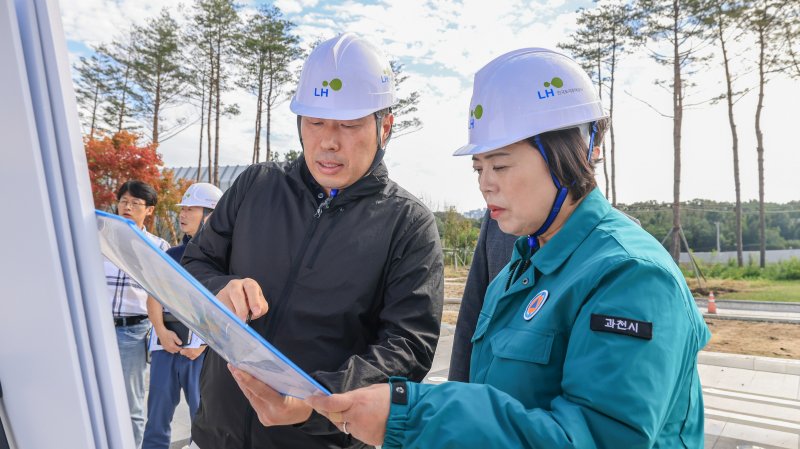 [과천=뉴시스] 신계용 시장이 최근 지식정보타운 내 공원·하천 조성 공사 현장을 방문한 가운데 사업 시행자인 한국토지주택공사 관계자로부터 추진 사항에 대한 설명을 듣고 있다. (사진=과천시 제공).2025.10.30. photo@newsis.com