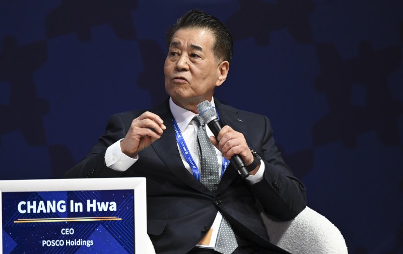 [경주=뉴시스] 추상철 기자 = 장인화 포스코 회장이 30일 경북 경주 예술의전당에서 열린 아시아태평양경제협력체(APEC) 정상회의 최고 경영자(CEO) 서밋(Summit) '세션 10 : 탄력적이고 친환경적인 글로벌 공급망 구축'에서 발언하고 있다. (공동취재) 2025.10.30. photo@newsis.com