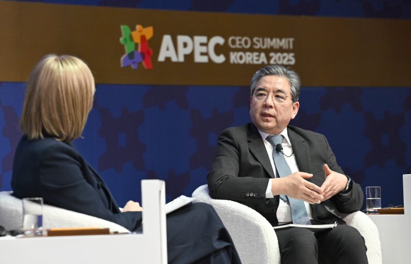 [서울=뉴시스] 현대차그룹은 30일 경주 예술의전당에서 열린 'APEC CEO 서밋 2025'에 참가해 수소 분야 글로벌 리더로서의 입지를 한층 강화했다. 사진은 이날 세션에서 장재훈 현대차그룹 부회장(오른쪽)이 이바나 제멜코바 수소위원회 CEO와 대담을 진행 중인 모습. (사진=현대차그룹 제공) 2025.10.30 photo@newsis.com *재판매 및 DB 금지
