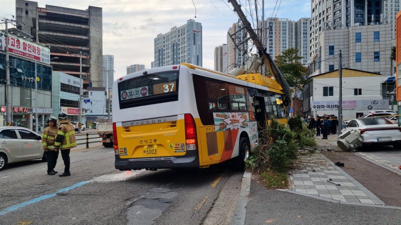 [광주=뉴시스] 30일 오후 4시55분시께 광주 서구 농성동 서구청 앞 편도 3차선 도로에서 시내버스가 전봇대와 가로수를 연이어 들이받았다. (사진 = 독자 제공) 2025.10.30. photo@newsis.com *재판매 및 DB 금지