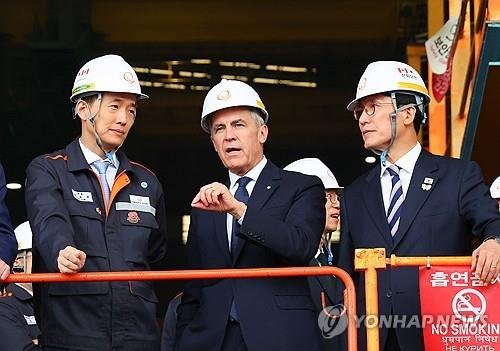 한화오션 거제조선소 조립 공장 시찰하는 한-캐나다 총리 (출처=연합뉴스)