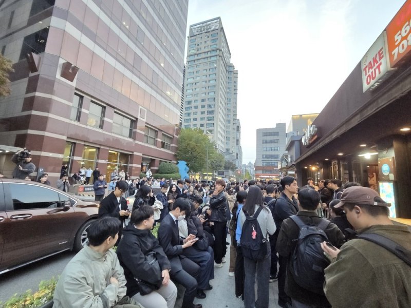 젠슨 황 엔비디아 CEO, 이재용 삼성전자 회장, 정의선 현대자동차그룹 회장이 30일 서울 삼성동 '깐부치킨'에서 회동을 갖는 가운데 이들의 만남 수시간 전부터 가게 앞 인도는 사람들로 가득 찼다.ⓒ 뉴스1 박주평 기자