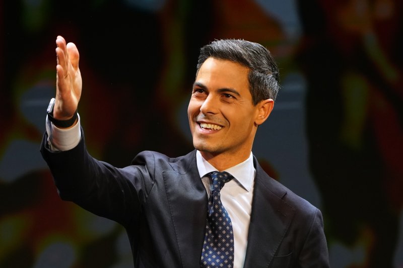 [헤이그=AP/뉴시스]29일 치러진 네덜란드 총선에서 98% 개표 완료 결과 극우 자유당과 함께 26석으로 공동 선두를 차지한 민주66(D66)당의 롭 예턴 대표가 총선 출구조사에서 1위를 차지한 뒤 유권자들에게 인사하고 있다. 2025.10.30.