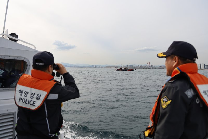 해양경찰이 가을 해상 낚시 최성어기를 맞아 울산 지역 낚시어선 주요 조업지를 점검하고 있다.(울산해경 제공. 재판매 및 DB금지)/뉴스1