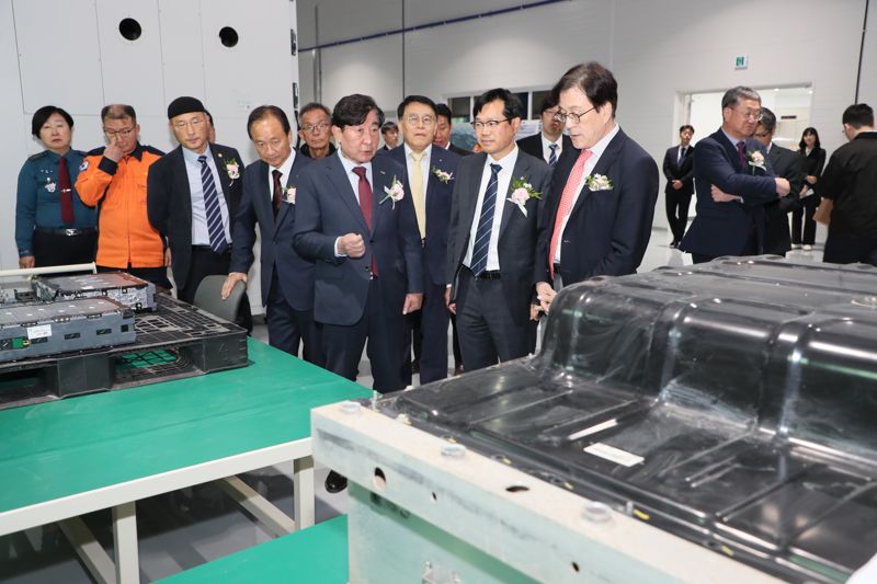 이모빌리티 지원센터 및 전기차 평가센터 준공식이 30일 횡성군 묵계리에서 열린 가운데 김광래 도 경제부지사와 김명기 횡성군수 등이 시설들을 둘러보고 있다. 강원도 제공