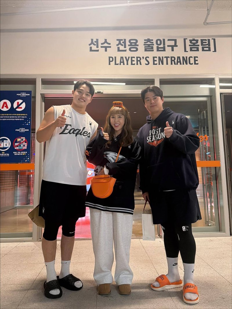 신지, 문동주·노시환 만나 환한 미소…한화 승리 요정 등극 [N샷]