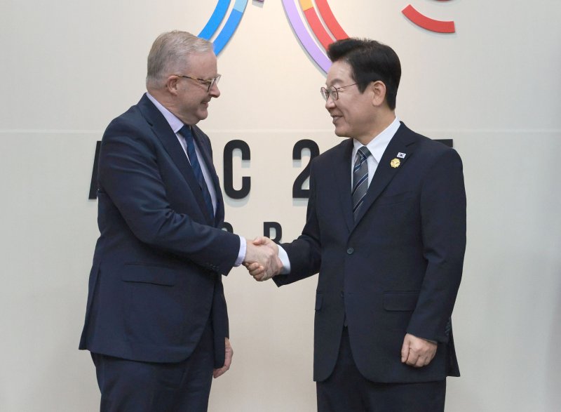 이재명 대통령과 앤소니 알바니지 호주 총리가 30일 경북 경주 APEC 정상회의장에서 한-호주 정상회담에 앞서 악수하고 있다. 뉴시스