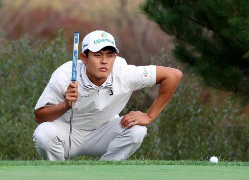 코스 읽는 장희민 (출처=연합뉴스)