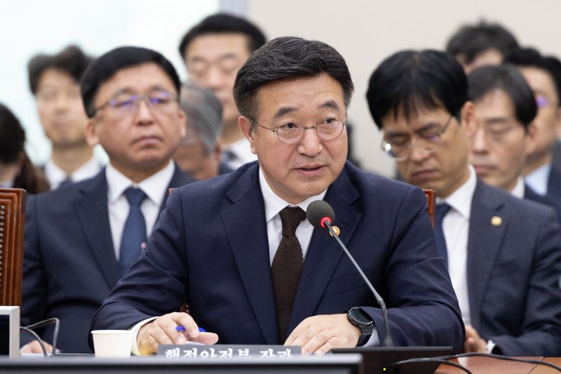 윤호중 행정안전부 장관이 30일 서울 여의도 국회에서 열린 행정안전위원회 행정안전부 등에 대한 국정감사에 출석해 의원 질의에 답변하고 있다. 2025.10.30/뉴스1 ⓒ News1 이승배 기자