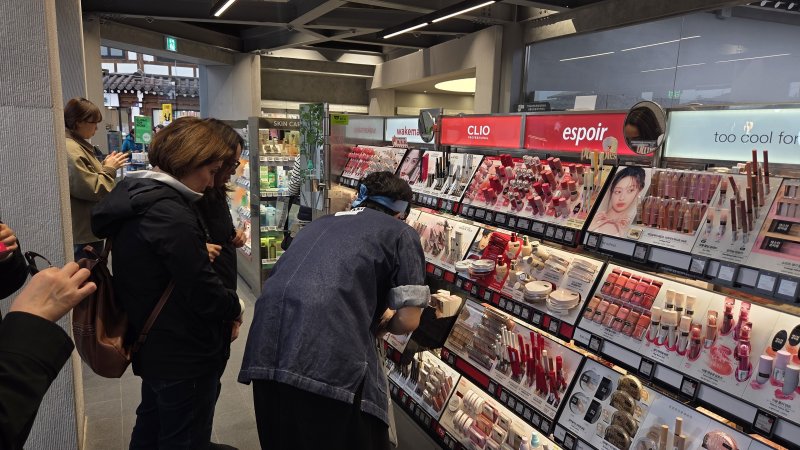 30일 경북 경주 황리단길에 있는 올리브영 매장에 외국인이 한국 화장품을 구매하기 위해 직원에게 문의하고 있다.2025.10.30/뉴스1 ⓒ News1 이성덕 기자