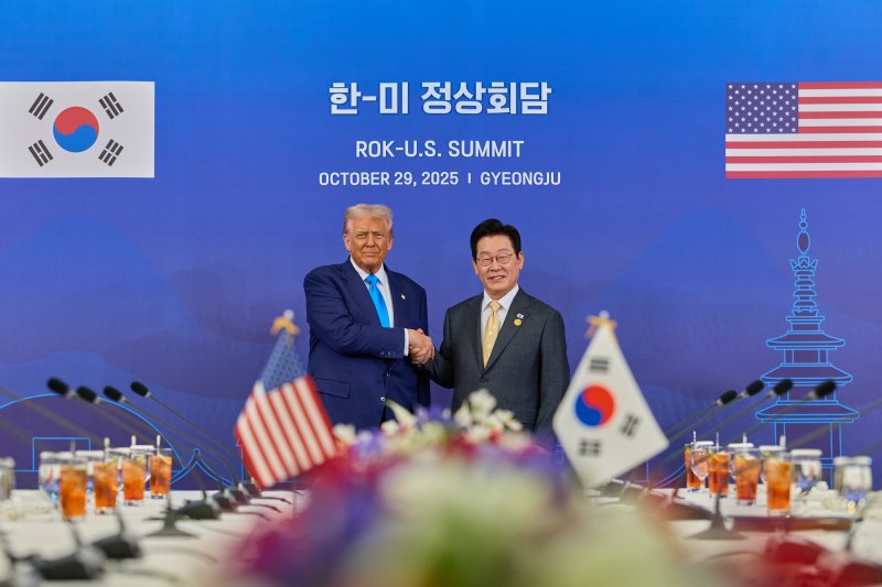 이재명 대통령과 도널드 트럼프 미국 대통령이 29일 경북 경주박물관에서 열린 한미 정상회담에 앞서 악수하고 있다. (대통령실 제공. 재판매 및 DB 금지) 2025.10.29/뉴스1 ⓒ News1 허경 기자