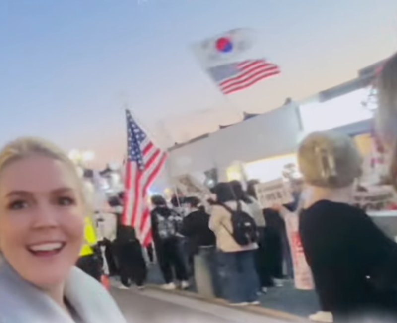 29일 유튜브 '일롱머스크' 채널에 포착된 캐롤라인 레빗 백악관 대변인. 2025.10.30/뉴스1