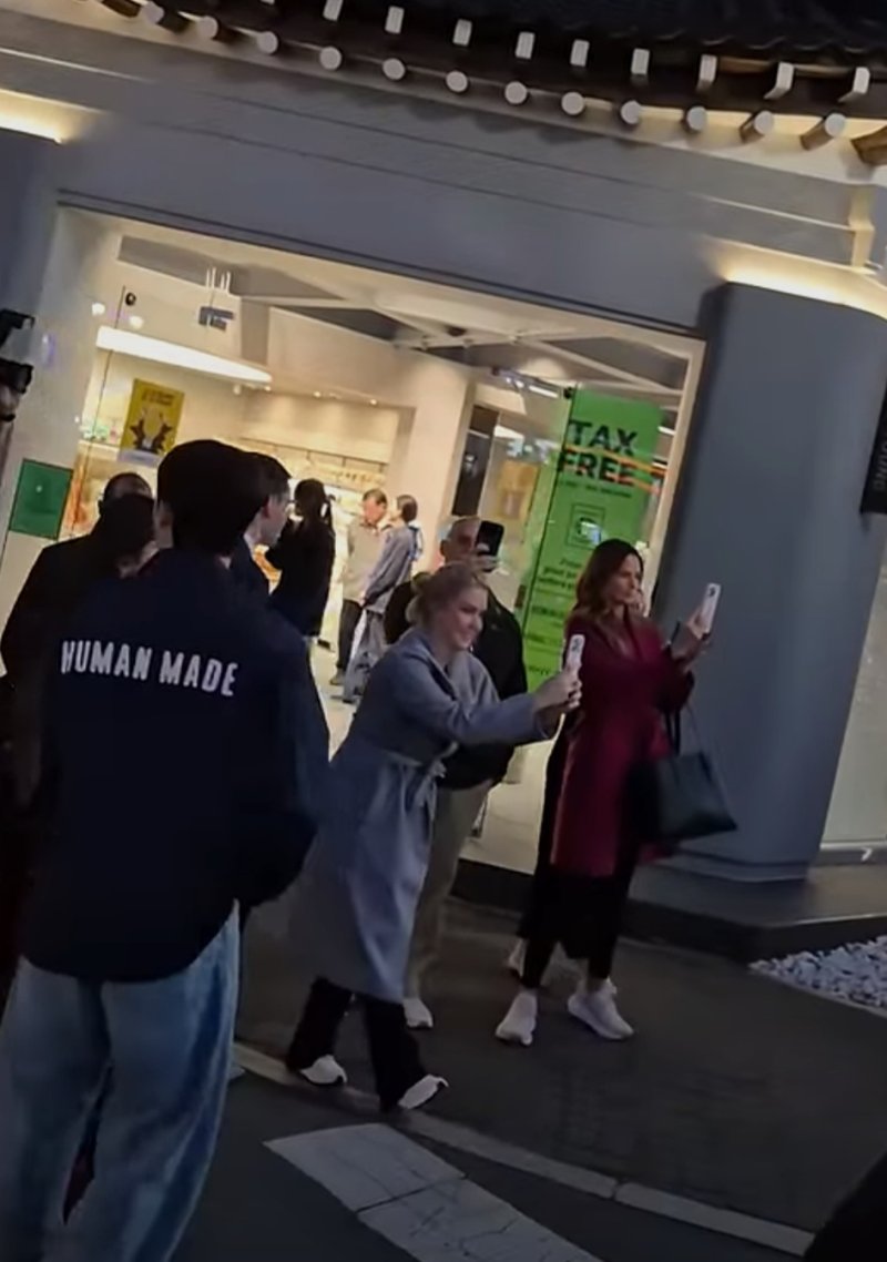 29일 유튜브 '자유대학' 채널에서 친트럼프 집회자들의 드럼소리에 맞춰 몸을 흔들며 현장을 촬영하고 있는 캐롤라인 레빗 백악관 대변인.2025.10.30/뉴스1