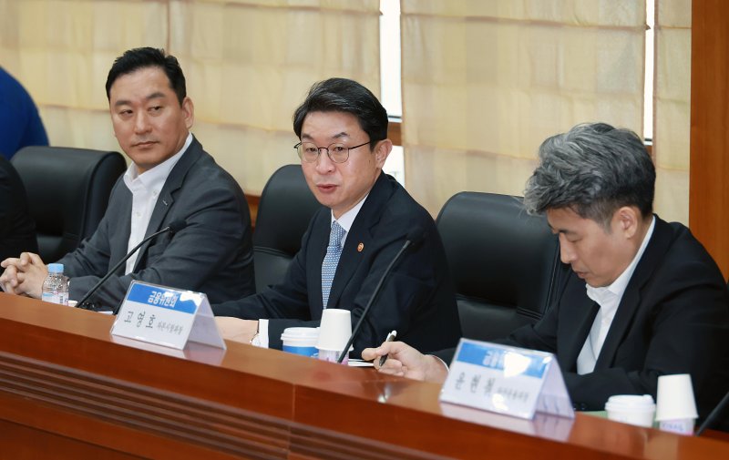 이억원 금융위원장(가운데)이 30일 서울 여의도 금융바카라 카드카운팅협회에서 '17개 증권사·자산운용사 최고경영자(CEO) 간담회'를 열고 모험자본 생태계 활성화 방안 등을 논의하고 있다. 금융위원회 제공