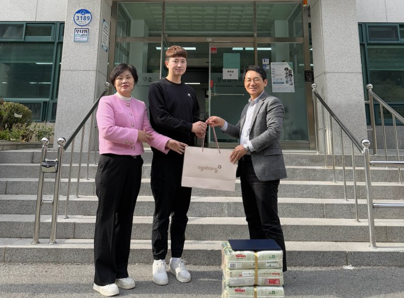 육아용품 전달 (출처=연합뉴스)