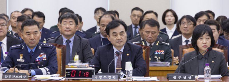국방위 국감에 출석한 국방장관·합참의장 안규백 국방부 장관(가운데)과 진영승 합참의장(왼쪽), 홍소영 병무청장이 30일 국회에서 열린 국방위원회 2025년도 종합 국정감사에 출석해 의원 질의를 듣고 있다. 연합뉴스