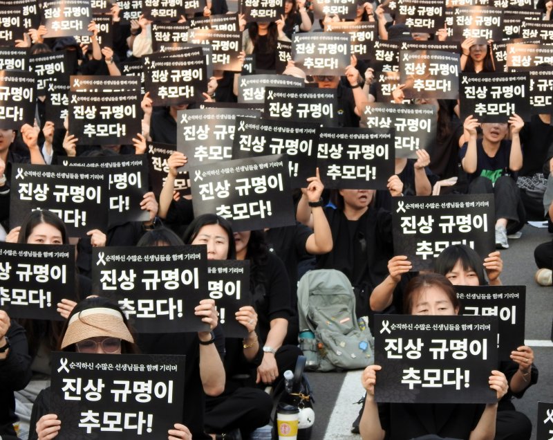 [제주=뉴시스] 오영재 기자 = 전국교직원노동조합 등 6개 교육단체가 30일 오후 제주도교육청 주차장에서 '제주 00중학교 선생님 추모 집회'를 열고 구호를 외치고 있다. 2025.05.30. oyj4343@newsis.com