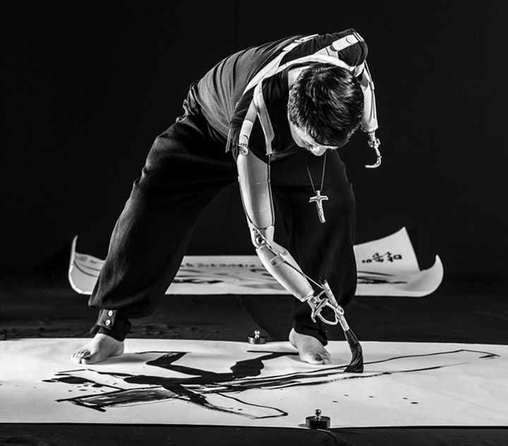 먹에서 色으로, 점에서 線으로 요동치는 삶 담아낸 힘찬 붓끝 [Weekend 문화]