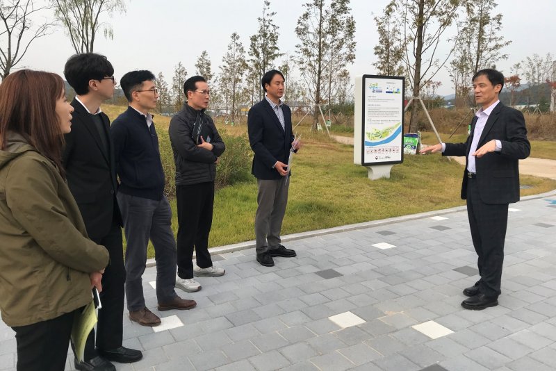 홍동곤 청장(오른쪽)이 30일 용인시 포곡읍 '수풀로 삼계리'에서 관계자들과 현장을 점검하고 있다.(한강청 제공)